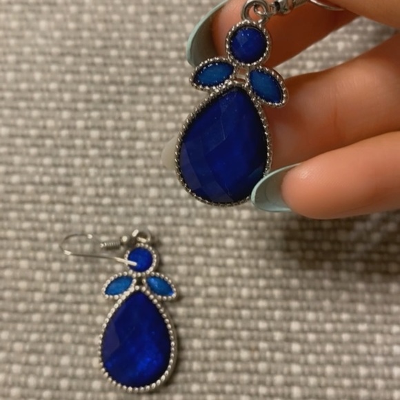 Stylish Shimmer Blue Necklace and Earring Set! (Bundle Set) - Picture 8 of 9